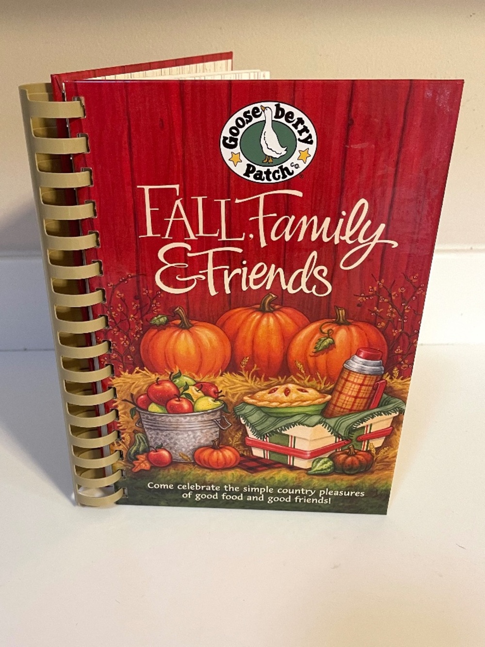 Gooseberry Patch Fall Family & Friends Cookbook